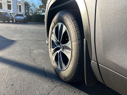 Used 2024 Toyota Highlander XLE image 11