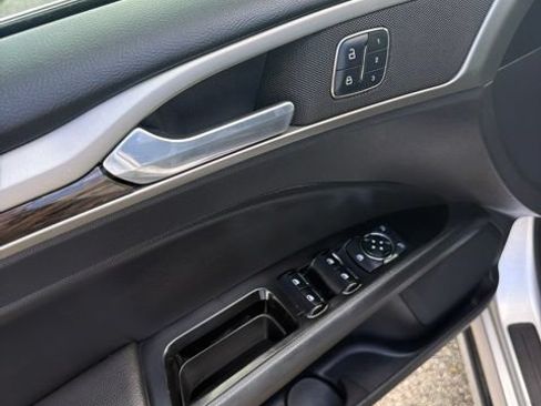 Used 2014 Ford Fusion SE w/ Equipment Group 202A FWD image 10