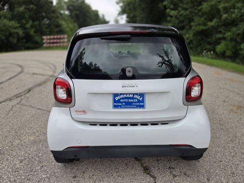 Used 2016 smart fortwo passion RWD image 5