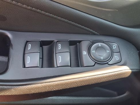 Used 2023 Chevrolet Traverse LT FWD image 8