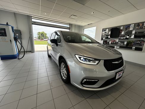 Used 2026 Chrysler Pacifica Select FWD image 1