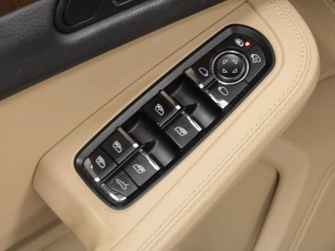 Certified 2021 Porsche Macan image 17