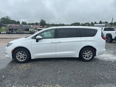 Used 2023 Chrysler Voyager LX FWD image 2