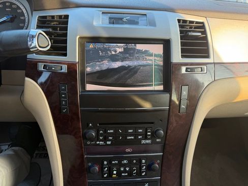 Used 2011 Cadillac Escalade Premium image 14