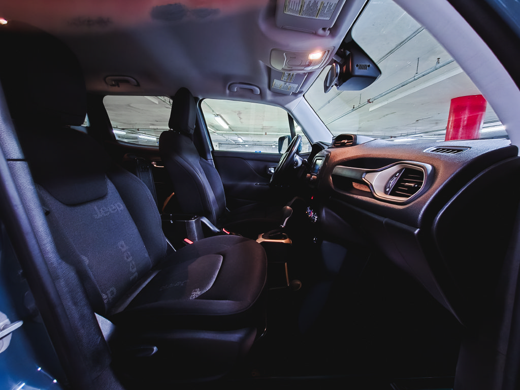 Used 2017 Jeep Renegade Latitude FWD image 32