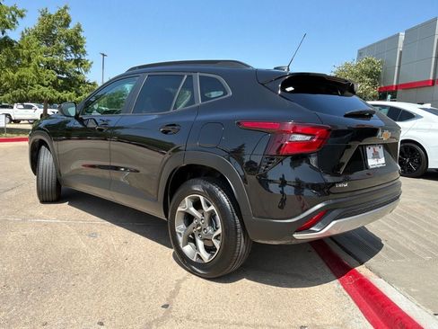 Used 2025 Chevrolet Trax LT FWD image 8