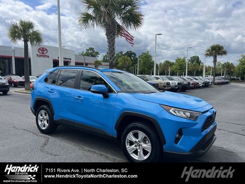 Used 2021 Toyota RAV4 XLE w/ Convenience Package FWD image 1