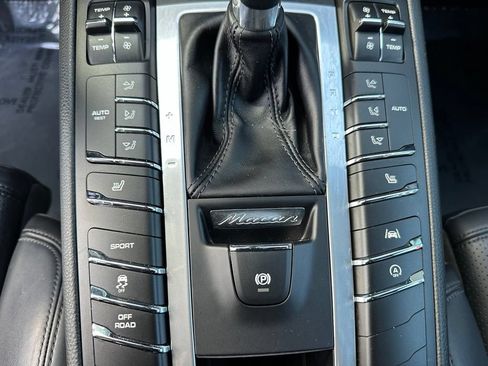Certified 2020 Porsche Macan AWD/4WD image 30