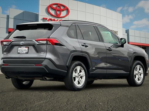 Used 2021 Toyota RAV4 LE AWD/4WD image 3