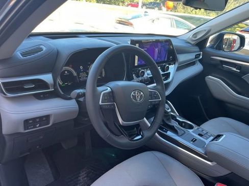 Used 2025 Toyota Highlander Platinum image 29