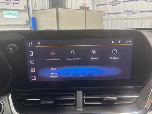 Used 2025 Chevrolet Trax LT FWD image 24