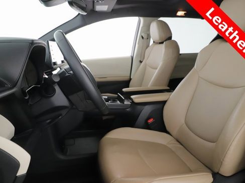 Used 2022 Toyota Sienna XLE image 16