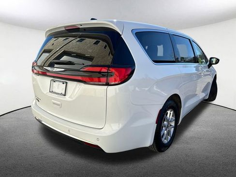Used 2024 Chrysler Pacifica Touring-L image 14