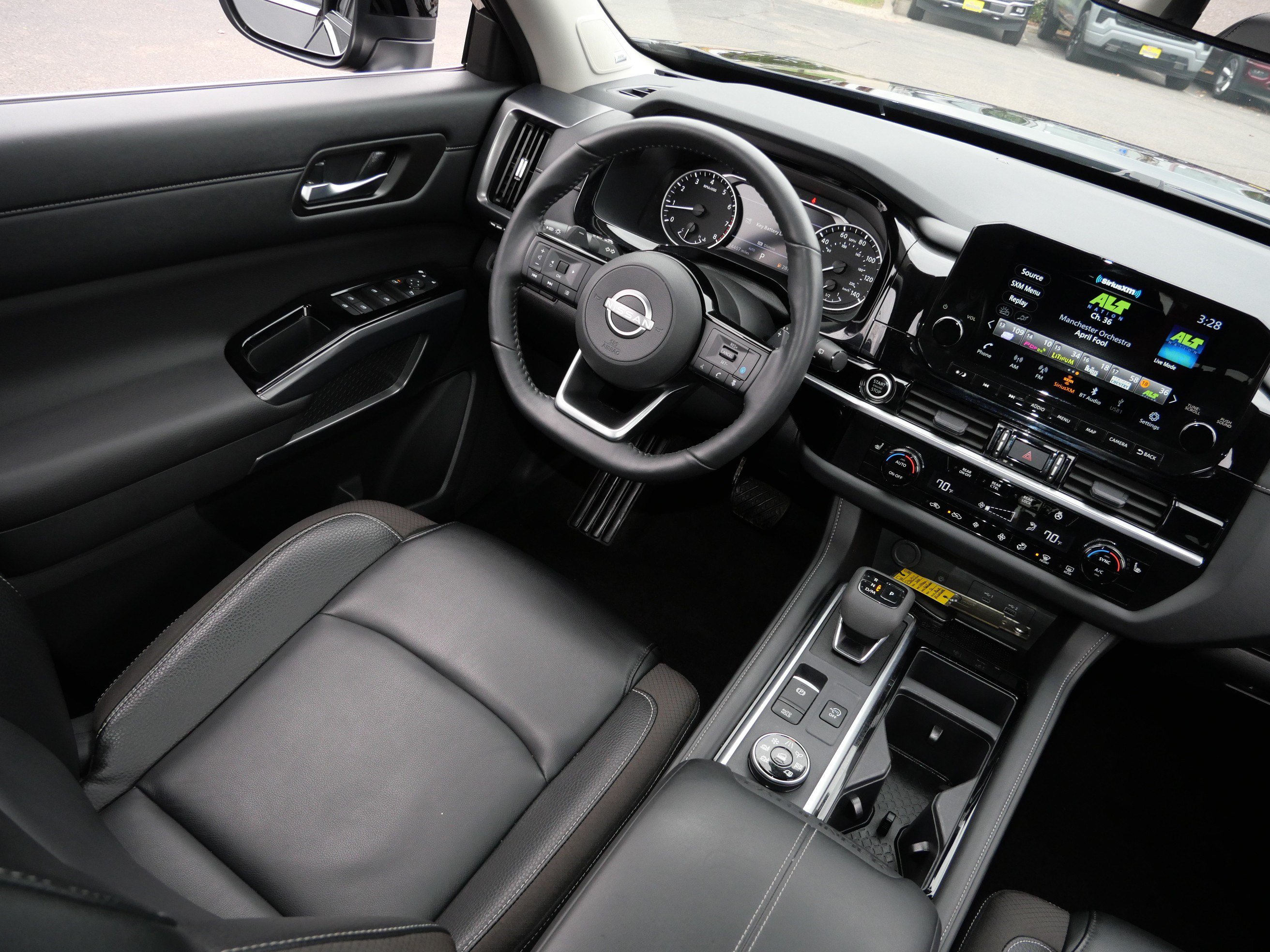 Used 2024 Nissan Pathfinder SL w/ SL Premium Package AWD/4WD image 9
