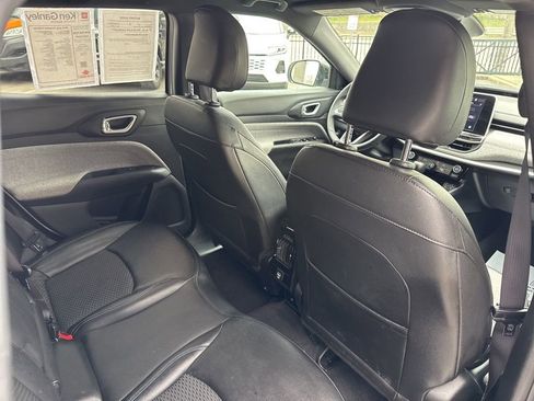 Used 2025 Jeep Compass Latitude image 25