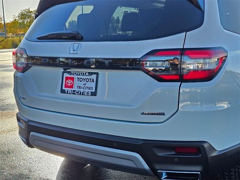 Used 2023 Honda Pilot Touring image 12