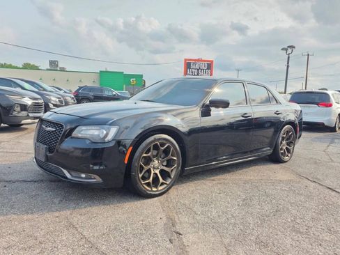 Used 2018 Chrysler 300 S w/ 300S Alloy Package RWD image 7