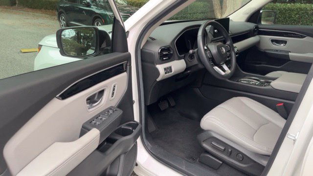 Used 2025 Honda Pilot Touring image 4