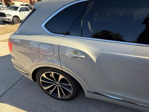 Used 2018 Bentley Bentayga image 12