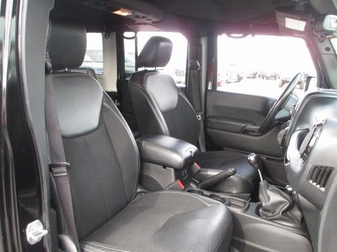 Used 2017 Jeep Wrangler Unlimited Sahara image 18