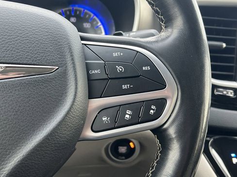 Used 2021 Chrysler Pacifica Touring-L image 12