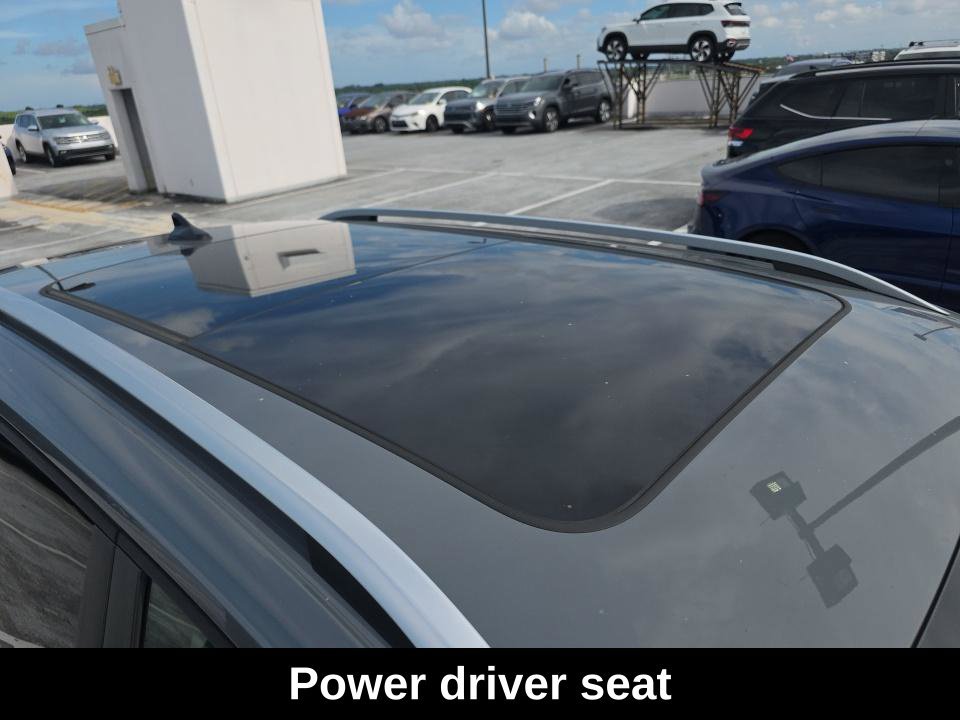 Used 2023 Volkswagen Taos SE w/ Panoramic Sunroof Package FWD image 8