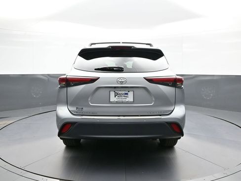 Certified 2024 Toyota Highlander Limited AWD/4WD image 7