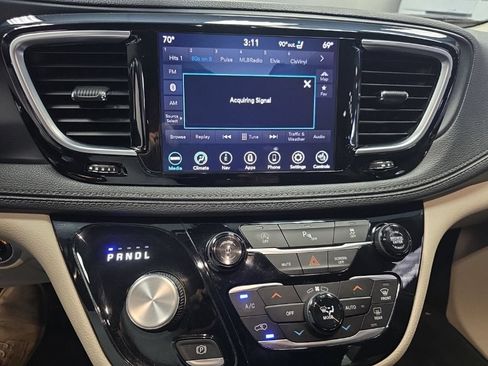 Used 2020 Chrysler Pacifica Limited FWD image 25