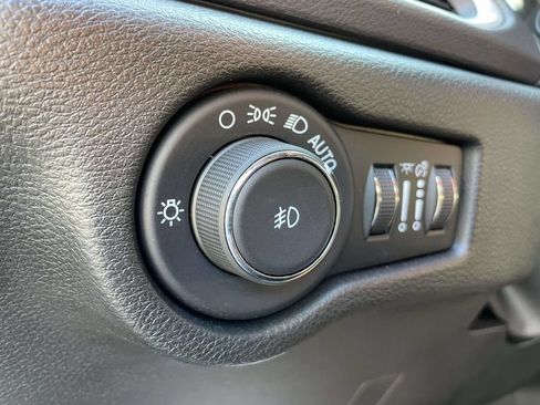 Used 2025 Chrysler Pacifica Select FWD image 27