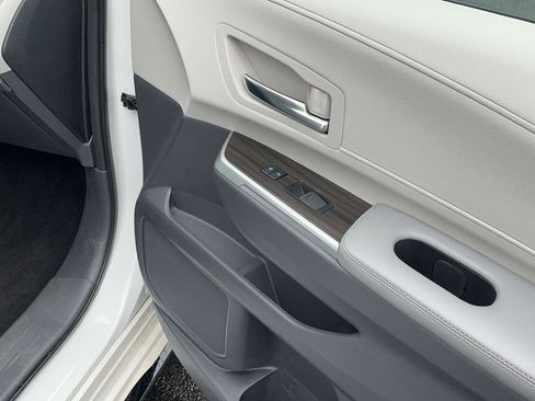 Used 2021 Toyota Sienna Limited image 27