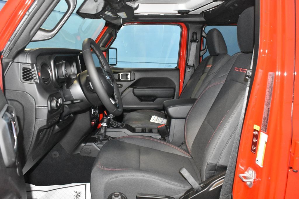 Used 2025 Jeep Wrangler Unlimited Rubicon w/ Convenience Group AWD/4WD image 6