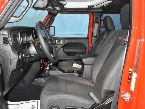 Used 2025 Jeep Wrangler Unlimited Rubicon w/ Convenience Group AWD/4WD image 6