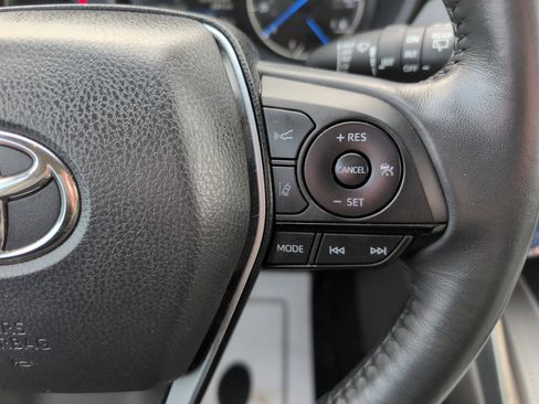 Used 2022 Toyota Venza XLE image 22