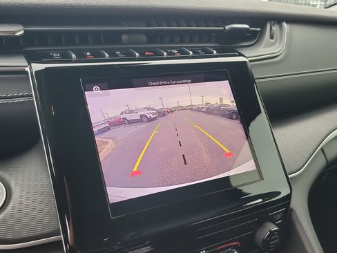 Used 2024 Jeep Grand Cherokee Laredo image 21