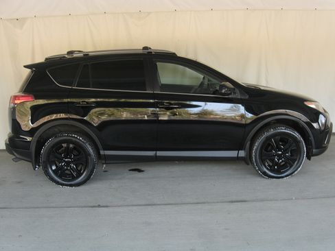 Used 2017 Toyota RAV4 LE image 4