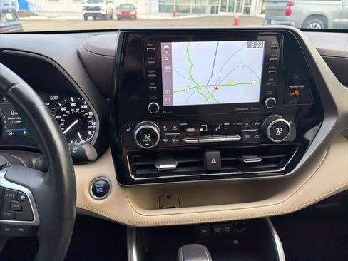 Used 2021 Toyota Highlander XLE image 11