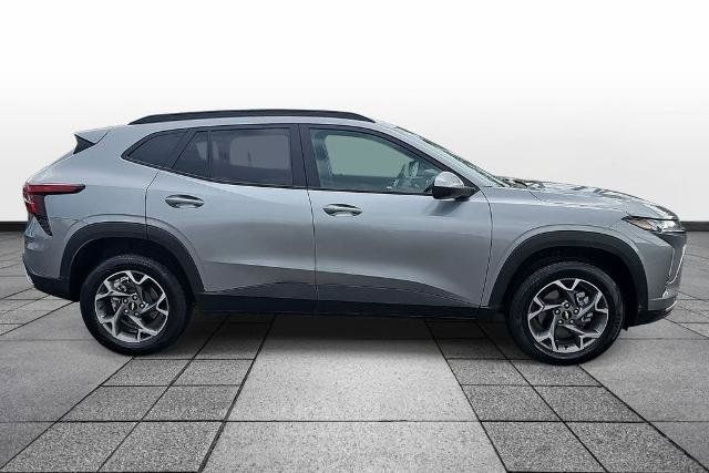 Used 2025 Chevrolet Trax LT w/ LT Convenience Package FWD image 4