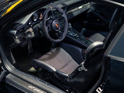 Used 2018 Porsche 911 GT2 RS RWD image 15