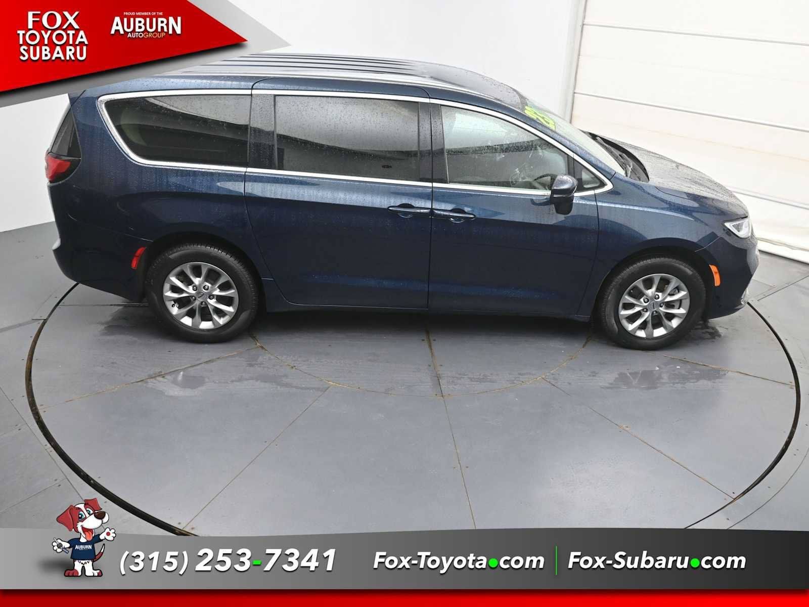 Used 2023 Chrysler Pacifica Touring-L AWD/4WD image 29