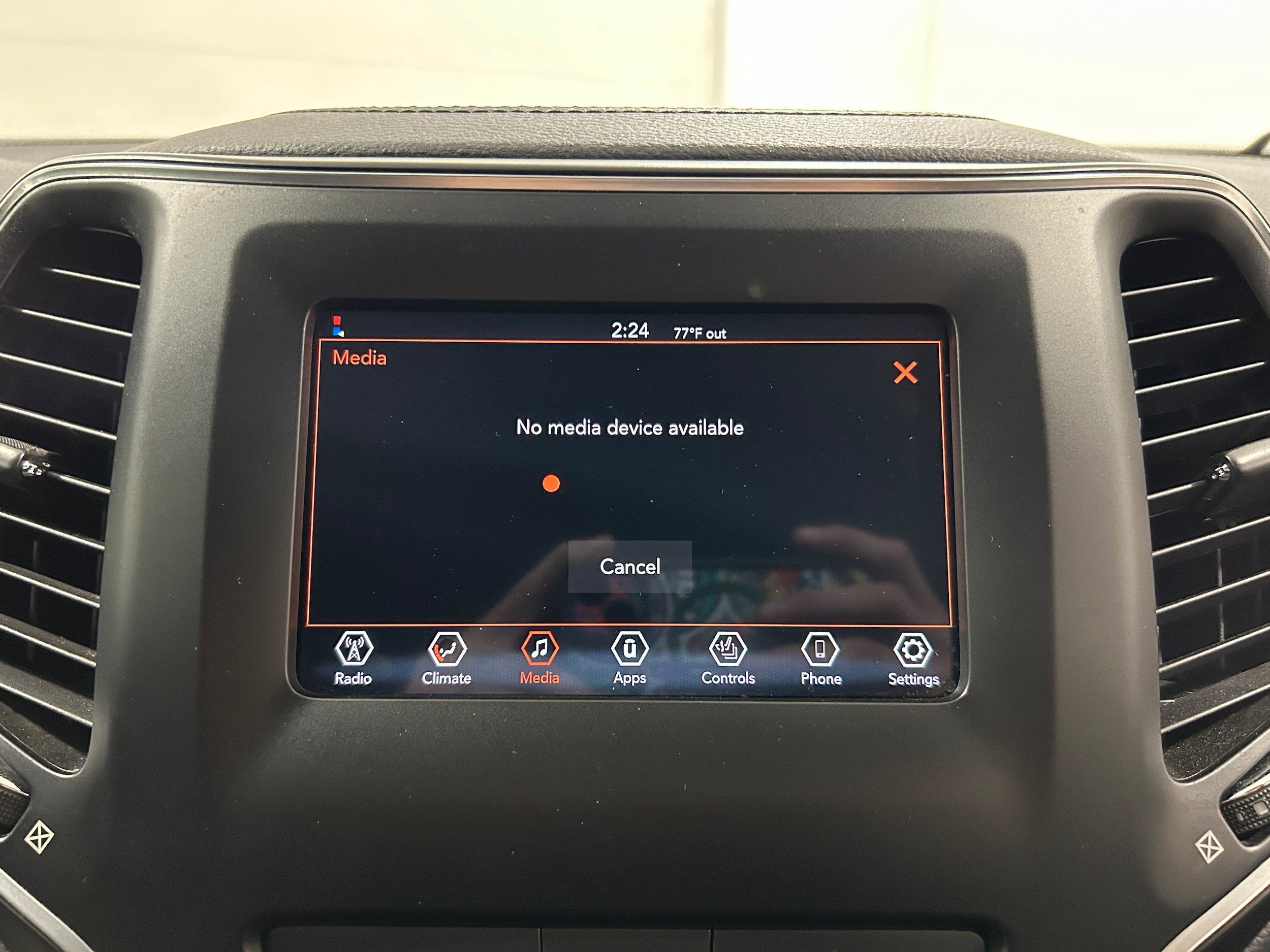 Used 2019 Jeep Cherokee Latitude w/ Cold Weather Group AWD/4WD image 7