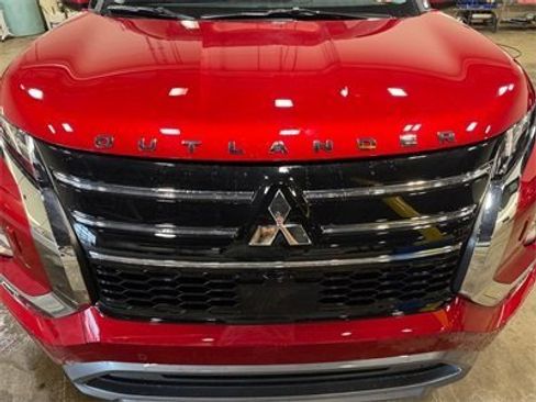 New 2025 Mitsubishi Outlander SE image 32