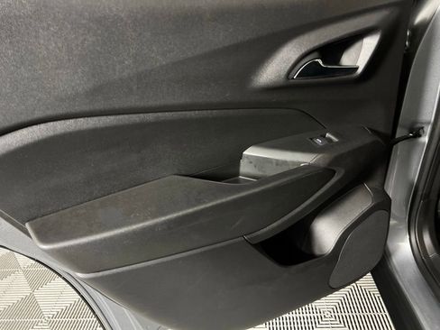 Used 2025 Chevrolet Trax LT w/ LT Convenience Package image 27