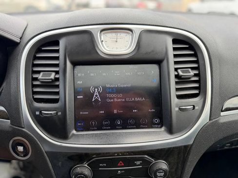 Used 2018 Chrysler 300 Limited RWD image 43