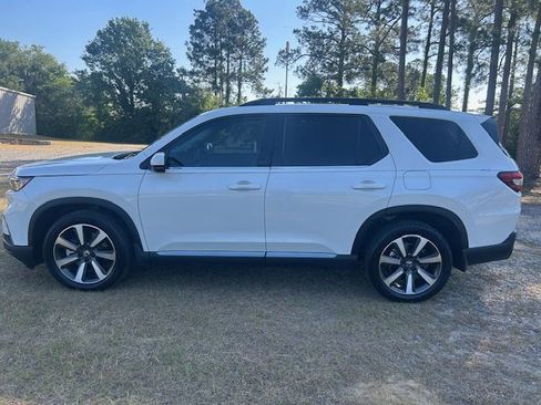 Used 2024 Honda Pilot Touring image 3