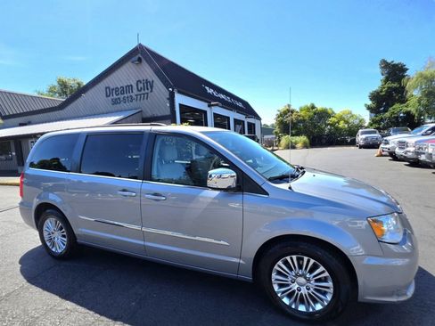 Used 2015 Chrysler Town & Country Touring-L FWD image 4