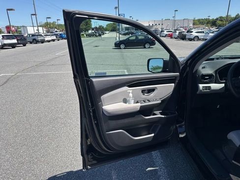 Used 2023 Honda Pilot LX image 16