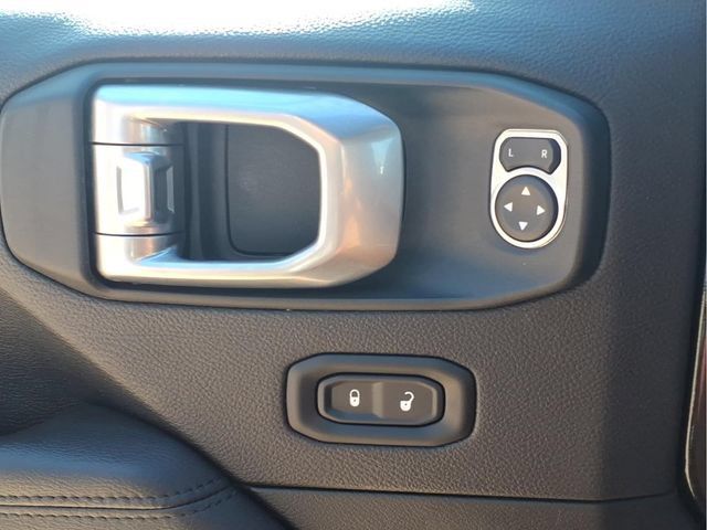 Used 2022 Jeep Wrangler Unlimited Sahara AWD/4WD image 17