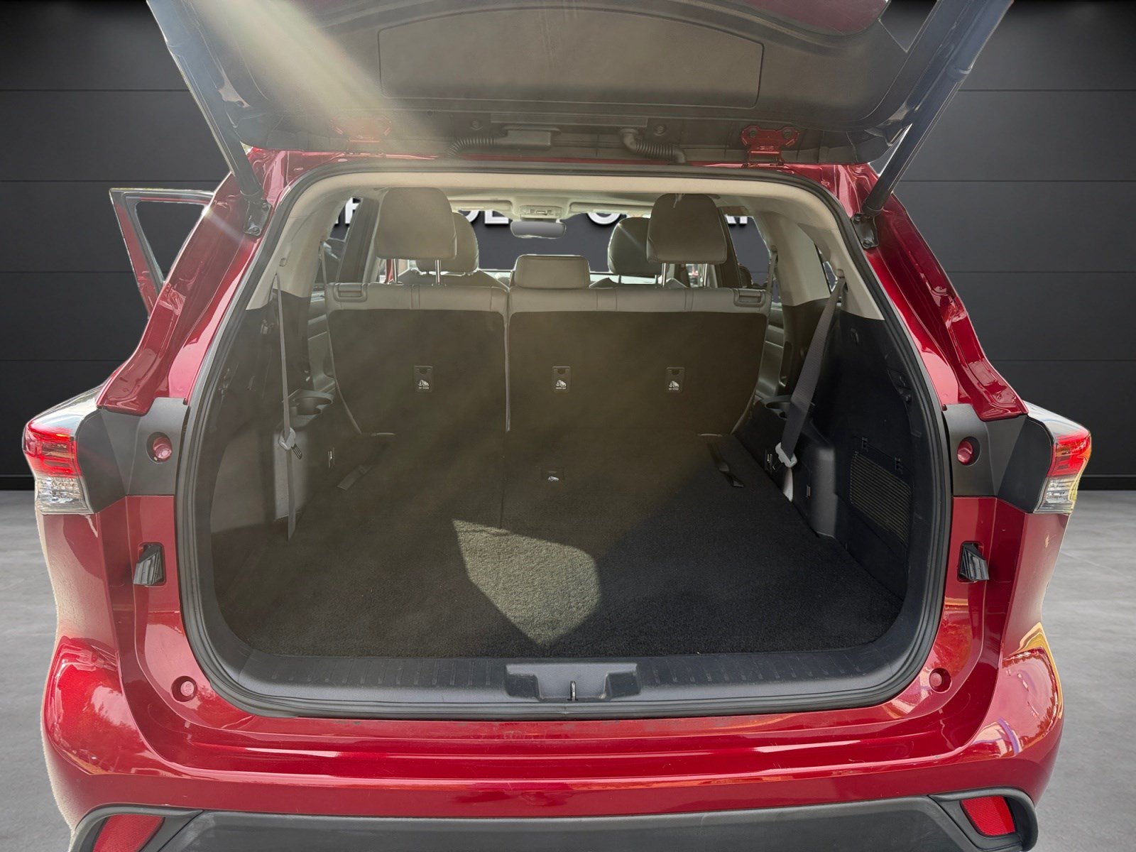 Used 2021 Toyota Highlander XLE FWD image 17