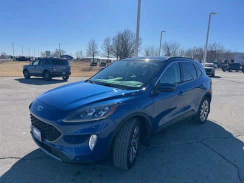 Used 2022 Ford Escape Titanium image 3