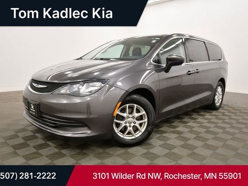 Used 2017 Chrysler Pacifica Touring FWD image 1